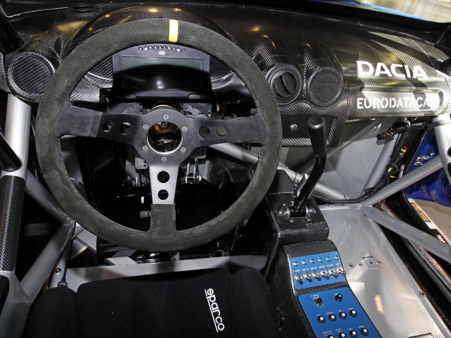 Панель приборов Dacia Duster No Limit Pikes Peak 2011 года  (фото 61 из 62)